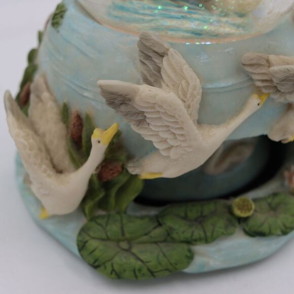 Sanyo Swans Spinning Water Globe Music Box Vintage - Picture 4 of 12